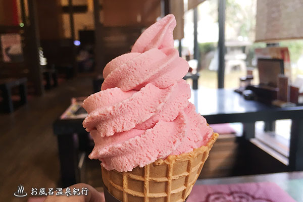 デザート　苺のソフトクリーム